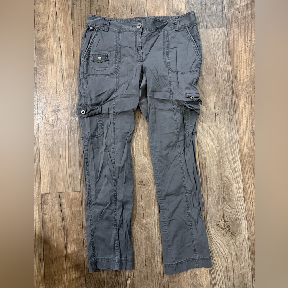 Guess Women’s Charcoal Cargo Pants. Size 31